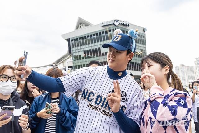 김휘건은 이미 많은 팬들을 보유 중이다. 사진=NC 제공