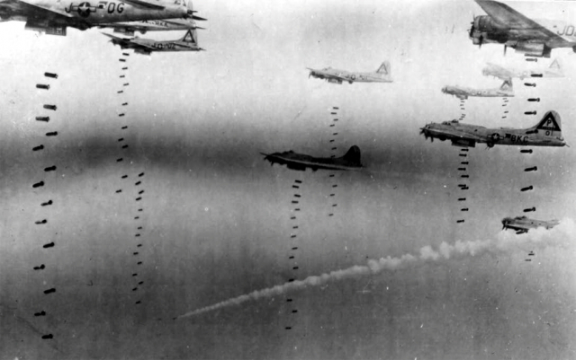 ▲ 드레스덴 공습에 나선 미 육군항공대 소속 B-17 중폭격기 편대. 이들은 영국 랭커스터 중폭격기들과 함께 드레스덴을 불지옥으로 바꾸었다. ⓒ위키미디어