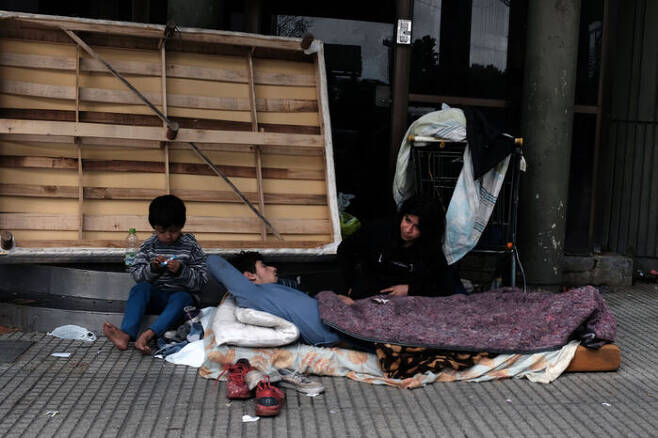 부에노스아이레스의 길바닥에 나앉게 된 일가족. / 출처 : 게티이미지
