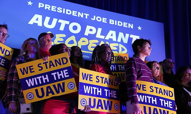 지난 9일(현지시간) 미국 일리노이주 벨베디어에서 열린 전미자동차노조(UAW) 행사에서 관중들이 조 바이든 미국 대통령의 연설을 지켜보고 있다. AP연합뉴스