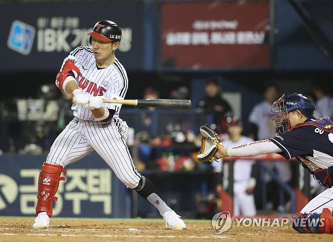 서건창, 또 한 점 (서울=연합뉴스) 신준희 기자 = 14일 잠실야구장에서 열린 프로야구 LG와 두산의 경기. 
   5회말 2사 3루 상황에서 LG 서건창이 1타점 안타를 치고 있다. 2023.4.14 hama@yna.co.kr