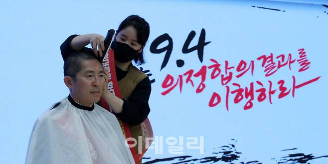 이필수 대한의사협회 회장이 26일 오후 서울 용산구 대한의사협회에서 열린 ‘전국의사대표자 및 확대 임원 연석회의’에서 삭발을 하고 있다.(사진=이데일리 방인권 기자)