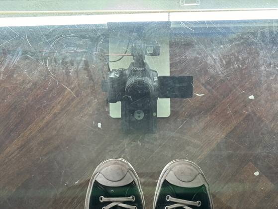 카메라가 바닥에 설치돼 있다.〈사진=송혜수 기자〉