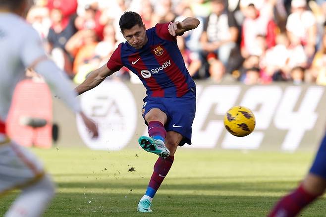 FC바르셀로나의 로베르트 레반도프스키가 25일(현지시간) 라요 바예카노와의 2023~2024 스페인 라리가 원정에서 슛을 하고 있다. 마드리드|AFP 연합뉴스