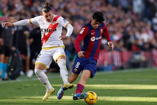 FC바르셀로나의 라민 야말(오른쪽)과 라요 바예카노의 수비수 알폰소 에스피노. 마드리드|AFP 연합뉴스