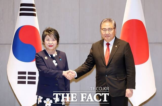 한국과 일본 외교장관이 26일 한·중·일 외교장관 회의에 앞서 회담을 통해 위안부 판결에 대한 양국 입장을 논의했다. 박진(오른쪽) 외교부 장관이 26일 부산 해운대구 시그니엘 부산에서 가미카와 요코 일본 외무상과 회담을 갖기에 앞서 악수하고 있다. /뉴시스