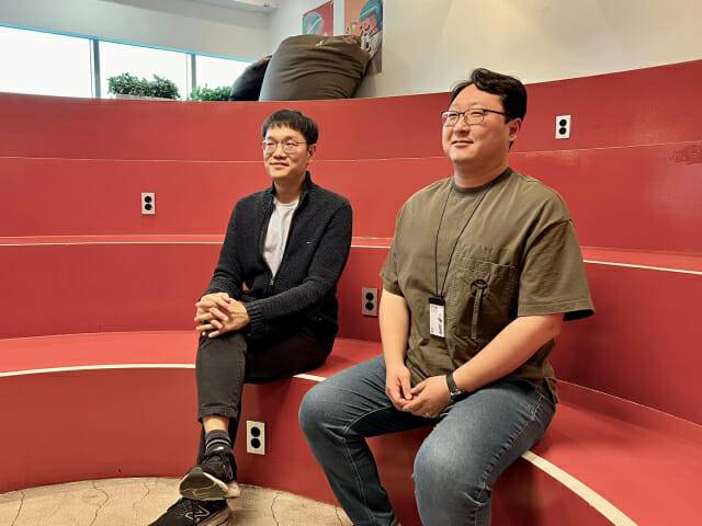 우아한형제들 배달로봇 '딜리'를 개발한 이동현 로봇시스템소프트웨어팀 매니저(왼쪽)와 박진석 로봇하드웨어팀 매니저(오른쪽) (사진=신영빈 기자)