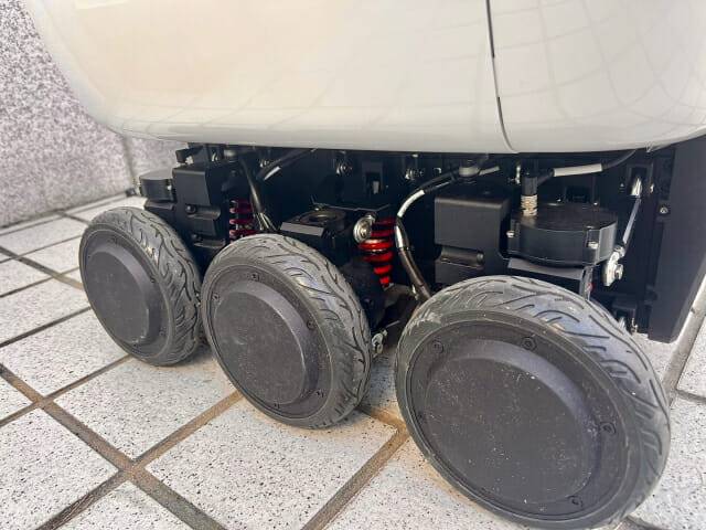 우아한형제들 자율주행 로봇 '딜리' 구동부 부분. 6개 바퀴에 독립된 서스펜션이 각각 탑재됐다. (사진=신영빈 기자)