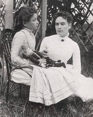 헬렌 켈러(왼쪽)와 스승인 앤 설리번(오른쪽) 선생님/조선일보DB