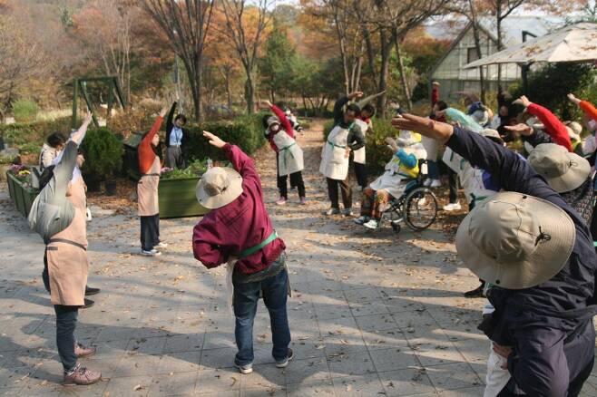 체조로 몸을 풀고 있는 참여자들. 신구대 식물원 제공
