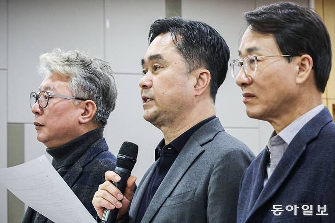 더불어민주당 조응천(왼쪽부터), 김종민, 이원욱 의원이  26일 오후 서울 여의도 국회 의원회관에서 열린 ‘원칙과 상식 2. 민심소통: 전문가에게 듣는다’ 토론회에 앞서 이재명 당 대표에게 위성정당 금지 입법 결단을 촉구하고 있다. 박형기 기자 oneshot@donga.com