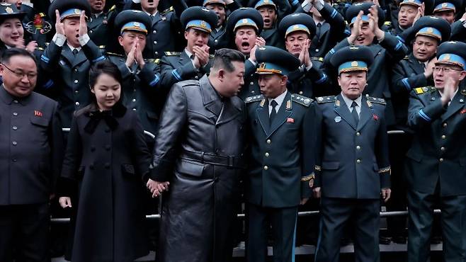 북한 김정은 국무위원장이 지난 23일 정찰위성 발사 성공에 공헌한 국가항공우주기술총국의 과학자, 기술자들과 기념사진을 촬영하면서 류상훈 국가항공우주기술총국장과 대화하고 있다. 사진=조선중앙TV 캡처