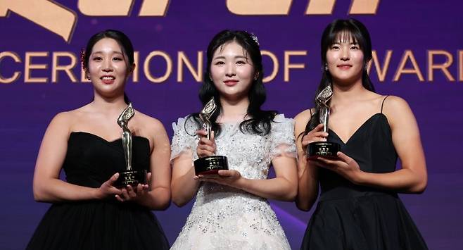 프로골퍼 이예원 등 수상 선수들이 지난 20일 서울 강남구 그랜드 인터컨티넨탈 서울 파르나스에서 열린 2023 KLPGA 대상 시상식에서 트로피를 들고 기념촬영을 하고 있다. 왼쪽부터 다승왕 임진희, 대상 이예원, 신인상 김민별. 뉴시스