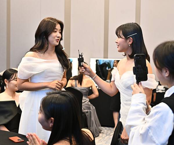 한국여자프로골프(KLPGA) 투어 '2023 KLPGA 대상 시상식'에 참석한 한진선, 박현경 프로의 모습이다. 사진제공=KLPGA