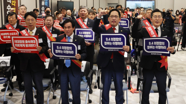 ▲ 26일 서울 용산구 대한의사협회에서 열린 의대정원 확대 대응방안 논의를 위한 전국의사대표자 및 확대임원 연석회의에서 이필수 협회장, 최대집 전 협회장 등 참석자들이 구호를 외치고 있다. 연합늇