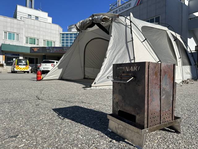 ▲ 강원특별자치도 소방본부 주관으로 24일 오후 춘천소방서에서 겨울철 캠핑 상황을 가정해 화로에 숯과 장작을 태워 발생하는 일산화탄소량 측정 실험을 진행했다.