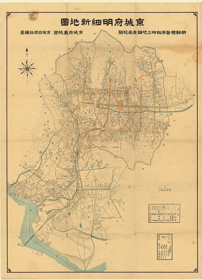 조선총독부와 경성부청에서 교열하고 경성일보사에서 1914년에 편찬한 <경성부명세신지도>. 도성 안과 용산에 국한하는 경성부의 범위가 나타나 있다. 한성부의 위치에는 체신국이, 의정부 터에는 경기도청이 자리잡았는데 이는 조선이 식민지화되면서 수도 기능을 상실했다는 것을 보여준다. [서울역사아카이브]