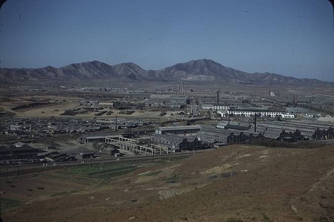 1948년 미군장교 노브 파예가 촬영한 부평 캠프 하이예스와 캠프 마켓의 전경. 이곳은 미군기지 이전에 일본육군조병창이 위치해 있던 곳이다. 1939년 일제는 부평에 일본군의 전쟁 물자를 조달하던 병기 공장인 조병창을 설치했다. 
해방 직후 미군은 이곳을 접수, 구역을 나누어 각각 캠프 마켓, 캠프 그랜트, 캠프 타일러, 캠프 해리스, 캠프 하이예스로 이름지었다. 이 사령부의 두문자어를 따서 그 일대를 ‘ASCOM(애스콤) 시티’라고 불렀다. [노브 파예]