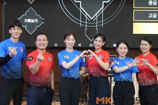 올 2월 열린 ‘허리우드아시아슈퍼컵’ 1차대회에서 경기를 마친 후 기념촬영하고 있는 한국과 베트남 포켓볼 선수들. 파란 옷이 한국 선수들이다. (사진=MK빌리어드뉴스 DB)