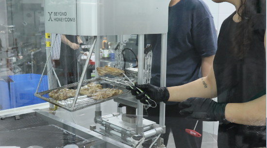 비욘드허니컴 본사 연구키친에서는 매일 새로운 조리로봇을 개발, 업그레이드시키고 있다(비욘드허니컴 제공).