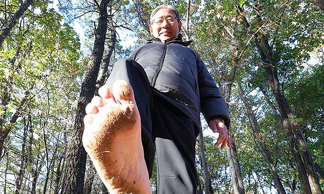 박동창(71) 맨발걷기국민운동본부 회장이 맨발로 강남구 대모산을 오르고 있다. 박 회장은 7년 동안 매주 맨발걷기 숲길 힐링스쿨을 운영해 오고 있다.