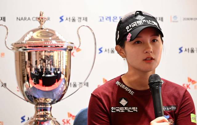지난달 SK네트웍스·서울경제 레이디스 클래식 우승 뒤 기자회견에서 마이크를 든 박현경. 서울경제DB