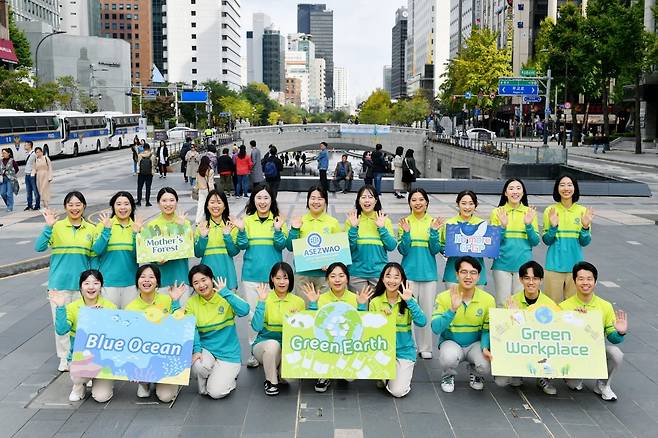 10월 22일 ‘유엔의 날’을 기념해 서울 청계광장, 인천 애뜰광장, 광주 금남로공원에서 국제사회 공동목표인 지속가능발전목표(SDGs)를 알리는 거리캠페인을 실시해 시민들의 의식을 증진했다. 사진은 서울 청계광장. 사진｜하나님의교회 세계복음선교협회