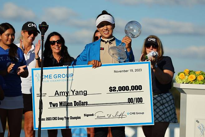 양희영은 올해 LPGA 시즌 최종전에서 상금 200만 달러를 돌파하며 상금 부문에서 많은 화제를 뿌렸다. CME그룹 투어 챔피언십 우승상금 보드를 들고 활짝 웃고 있는 양희영. ｜게티이미지