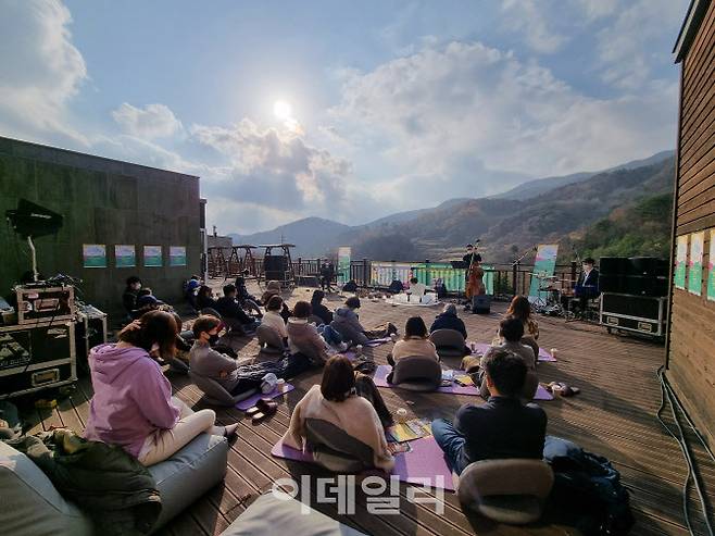 국립산림치유원 산림치유문화센터에서 열린 ‘신나는 예술여행’. (사진=한국문화예술위원회)