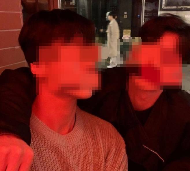 A씨의 전 여자친구 B씨와 함께 술자리를 한 것으로 알려진 여동생의 남성 지인들. 온라인 커뮤니티 갈무리