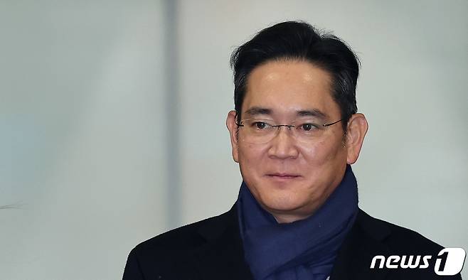 이재용 삼성전자 회장이 영국과 프랑스 방문을 마치고 27일 오후 서울김포비즈니스항공센터를 통해 귀국하고 있다. 2023.11.27/뉴스1 ⓒ News1 구윤성 기자