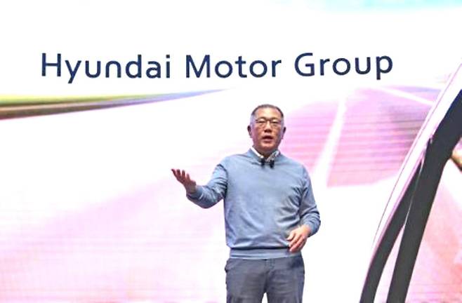 한국 경제의 활력을 되찾기 위해서는 정부가 씀씀이를 줄이고 기업들이 투자 여력을 늘릴 수 있는 경제 정책을 써야 한다고 전문가들은 권고한다. 사진은 고객들을 상대로 현대차 설명회를 열고 있는 정의선 현대차 그룹 회장./현대차 그룹