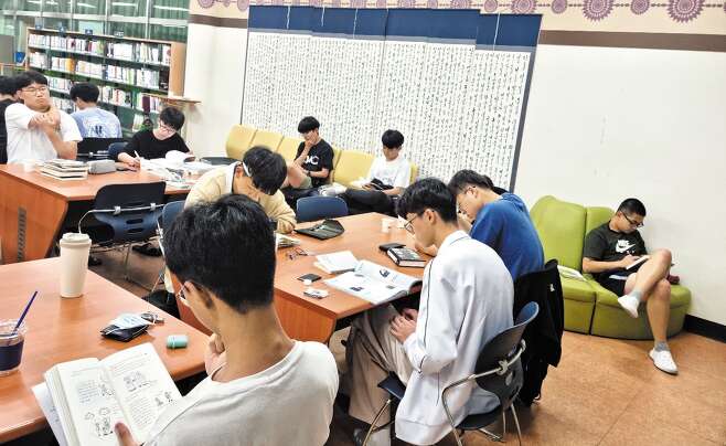 김천고의 대표적 학습 프로그램 ‘토마독’ (토요일 마라톤독서). 토요일 오후1시부터 10시까지 9시간동안 도서관에서 독서에만 몰입하는 활동이다.