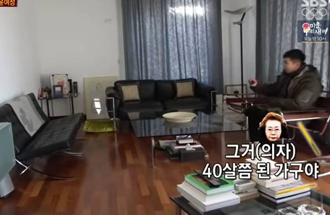 방송에 나온 윤여정의 거실엔 TV가 없었다. 대신 미스 반 데어 로에의 ‘바르셀로나 의자’, 르코르뷔지에의 ‘LC3 소파’, 마르셀 브로이어의 ‘바실리 의자’(왼쪽부터) 등 근대 건축 거장의 디자인 아이콘이 놓여 있었다. /SBS 예능 프로그램 '집사부일체' 캡처