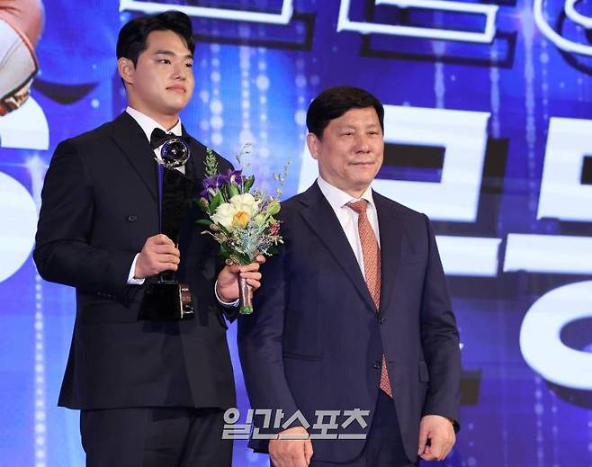 2023 KBO 시상식이 27일 오후 서울 중구 소공동 웨스틴조선호텔에서 열렸다. 한화 문동주가 신인상을 수상하고 허구연 총재와 포즈를 취하고 있다. MVP와 신인상 수상자는 정규시즌 종료 후 한국야구기자회 소속 언론사 기자 및 각 지역 언론 담당 기자들의 사전 온라인 투표로 정해졌다. 김민규 기자 mgkim1@edaily.co.kr