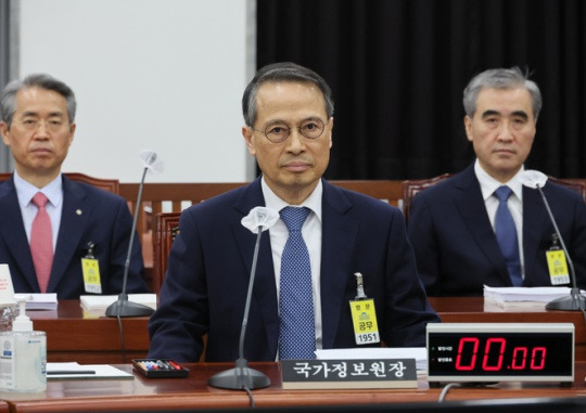 National Intelligence Service Director Kim Kyou-hyun (center) appears before the parliamentary Intelligence Committee on November 23. First Deputy Director Kwon Chun-taek (left) and Second Deputy Director Kim Soo-youn (right) are also present. Yonhap News