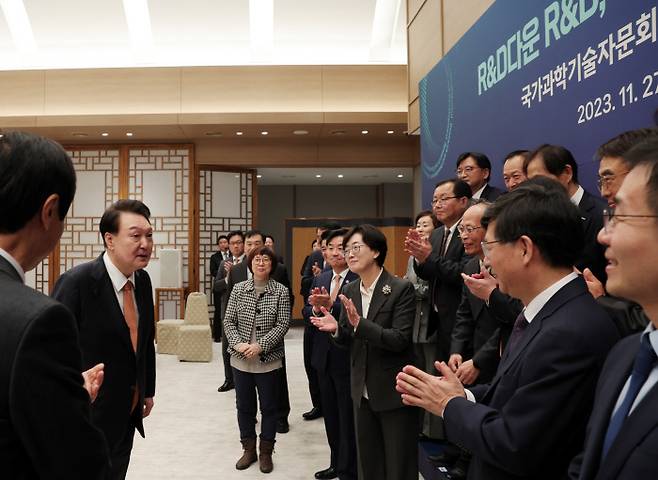 국가과학기술자문회의 오찬 간담회 참석한 윤 대통령 윤석열 대통령이 27일 용산 대통령실 청사에서 열린 국가과학기술자문회의 민간위원 오찬 간담회에서 참석자들과 대화하고 있다. 대통령실 제공