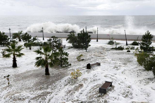 러시아 서남부 소치의 한 리조트에 27일(현지시간) 폭풍을 따라온 강풍과 파도가 일어나고 있다. 타스연합뉴스
