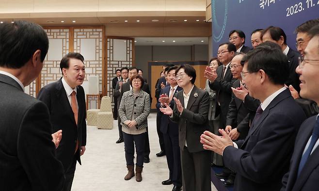 윤석열 대통령이 27일 서울 용산 대통령실에서 열린 국가과학기술자문회의 오찬간담회에서 참석자들과 기념촬영을 하기 전 대화하고 있다. 윤 대통령은 '퍼스트 무버' 전략을 위한 국가 연구개발 체계의 전환을 강조했다.  이승환 기자