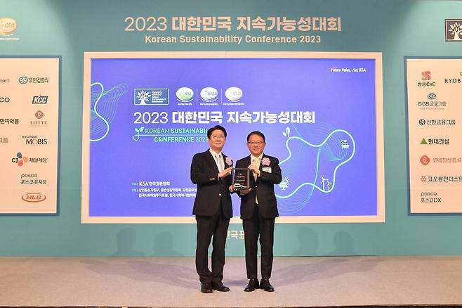 이형배 삼성서울병원 행정부원장(왼쪽)이 '2023 대한민국 지속가능성 대회' 시상식에서 기념촬영을 하고 있다. 
 삼성서울병원