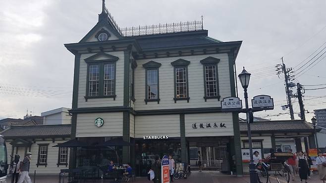 마쓰야마 도고온천 앞 스타벅스.