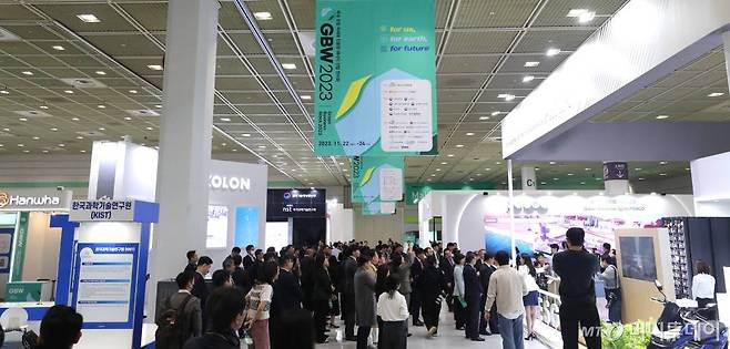 22일 서울 강남구 코엑스에서 열린 '그린비즈니스위크 2023'을 찾은 참석자들이 부스를 둘러보고 있다. /사진=이기범