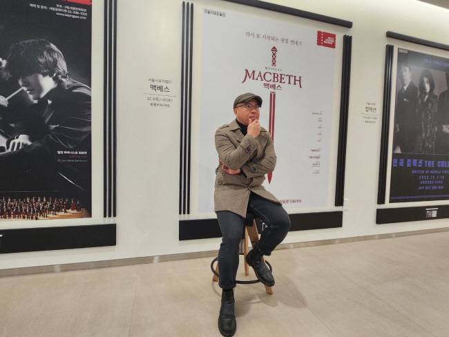 최근 세종문화회관에서 만난 김은성 작가는 “연극이란 장르에선 작가로서 동시대 문제를 첨예하게 비판해야 하는 부담감이 좀 있는데 뮤지컬에선 그런 부담감은 없이 썼다”고 말했다.