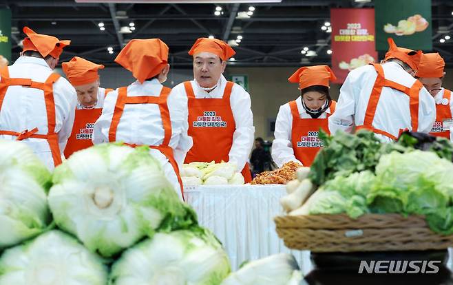 [고양=뉴시스] 조수정 기자 = 윤석열 대통령과 부인 김건희 여사가 27일 경기 고양시 킨텍스에서 열린 나눔과 봉사의 국민 대통합 김장 행사에서 김치를 담그고 있다. 2023.11.27 chocrystal@newsis.com