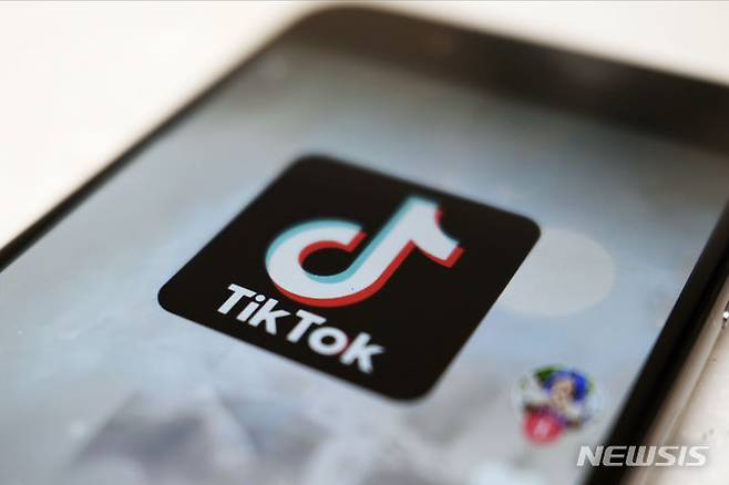 [AP/뉴시스]글로벌 숏폼(짧은영상) 플랫폼 '틱톡'(TikTok)의 모회사인 중국 바이트댄스가 게임 부문에서 수백명의 인력을 감원하는 것으로 전해졌다.﻿﻿ 사진은 틱톡 앱 로고. 2023.11.27