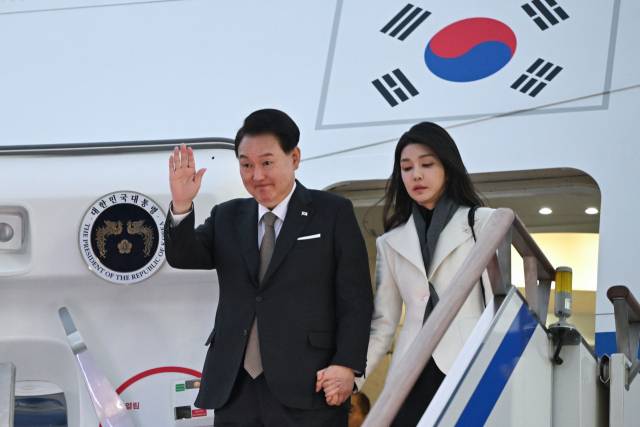 ▲영국 국빈 방문과 프랑스 방문 일정을 마친 윤석열 대통령과 김건희 여사가 26일 성남 서울공항에서 공군1호기편으로 귀국하며 인사하고 있다. ⓒ연합뉴스