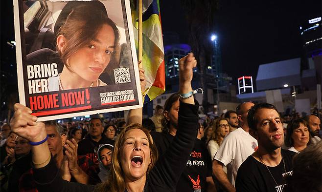 팔레스타인 무장 정파 하마스에 납치됐던 마야 레게브(21)의 친척들이 지난 25일(현지시간) 이스라엘 텔아비브에서 인질 석방을 요구하는 시위를 벌이고 있다. AFP연합뉴스