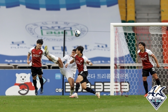 26일 부산과 김천의 운명을 가른 충북청주 조르지의 슈팅. 한국프로축구연맹 제공