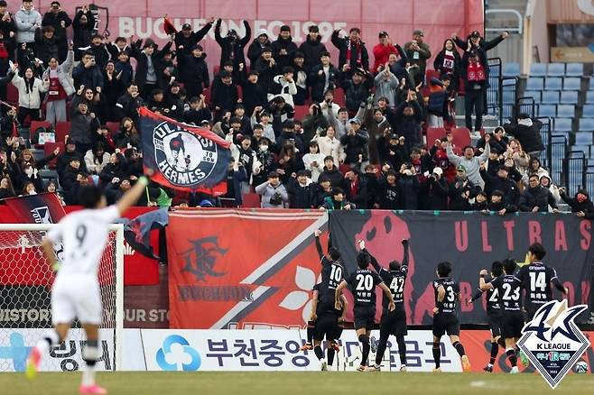 골세리머니를 펼치는 부천FC 선수들 [한국프로축구연맹 제공. 재판매 및 DB 금지]