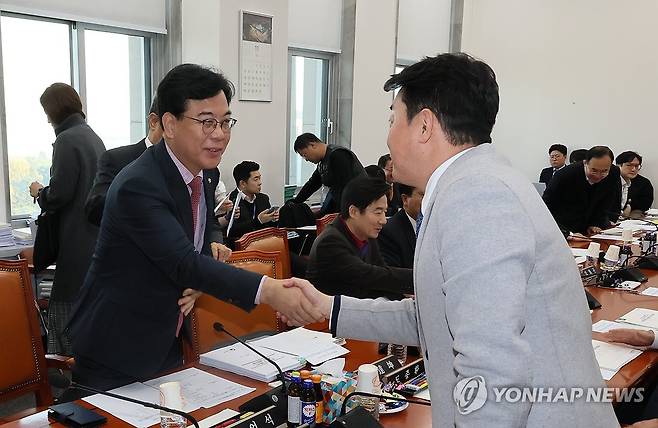 악수하는 예결위 여야 간사 (서울=연합뉴스) 이정훈 기자 = 22일 국회에서 열린 예산결산특별위원회 예산심사소위에서 여야 간사인 국민의힘 송언석 의원과 더불어민주당 강훈식 의원이 악수하고 있다. 2023.11.22 uwg806@yna.co.kr